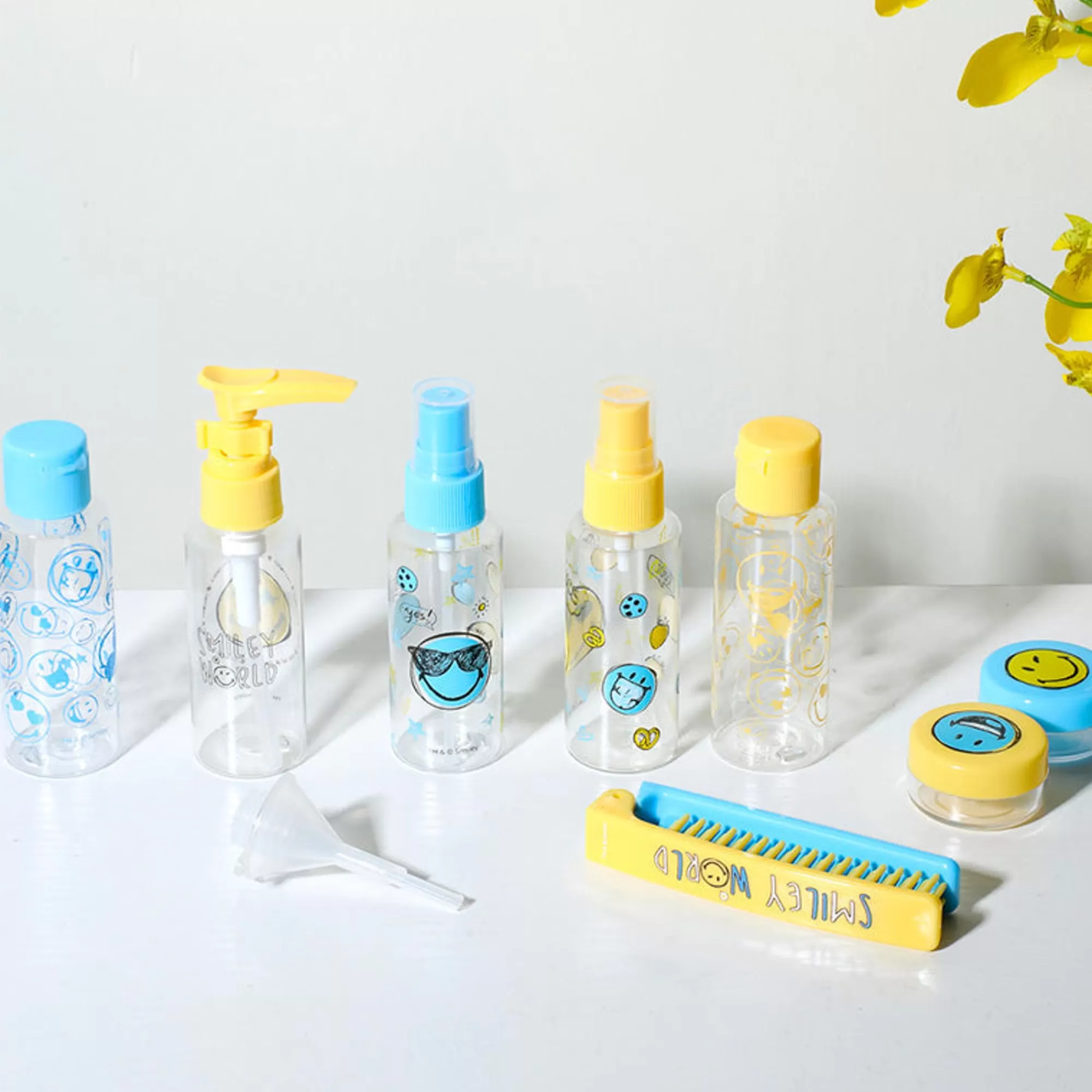 MINISO Smiley World-Kit Da Viaggio Smiley World (10Pz)